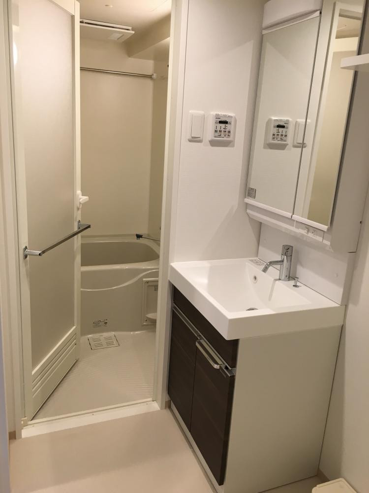 鏡裏収納付き独立洗面化粧台・24時間換気システム付浴室換気乾燥機ユニットバス